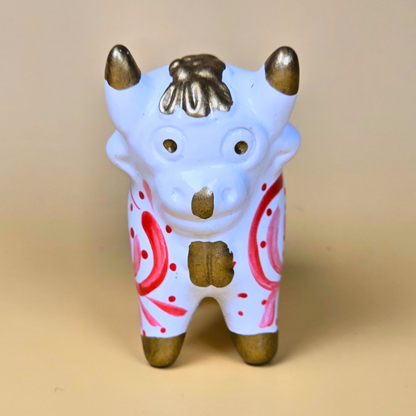 White Torito de Pucará – hand-painted Peruvian lucky bull ceramic bull with red floral motifs